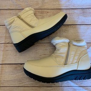 NWT Cream Snow Boots